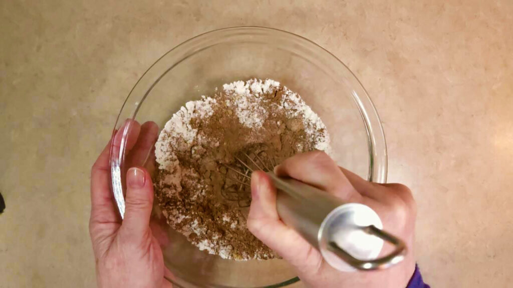 How to make chocolate pudding: mix dry ingredients