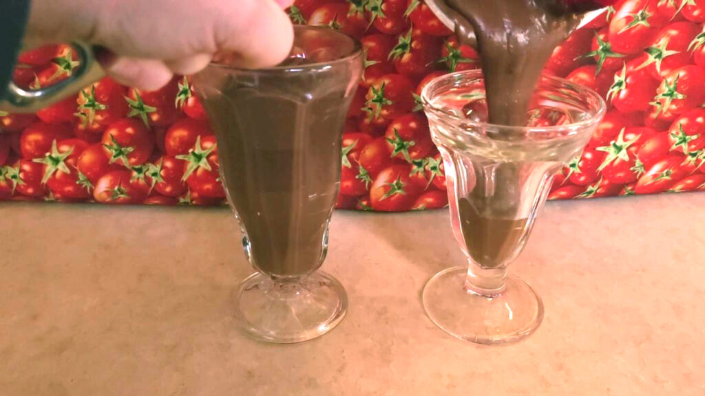 How to make chocolate pudding: pour pudding