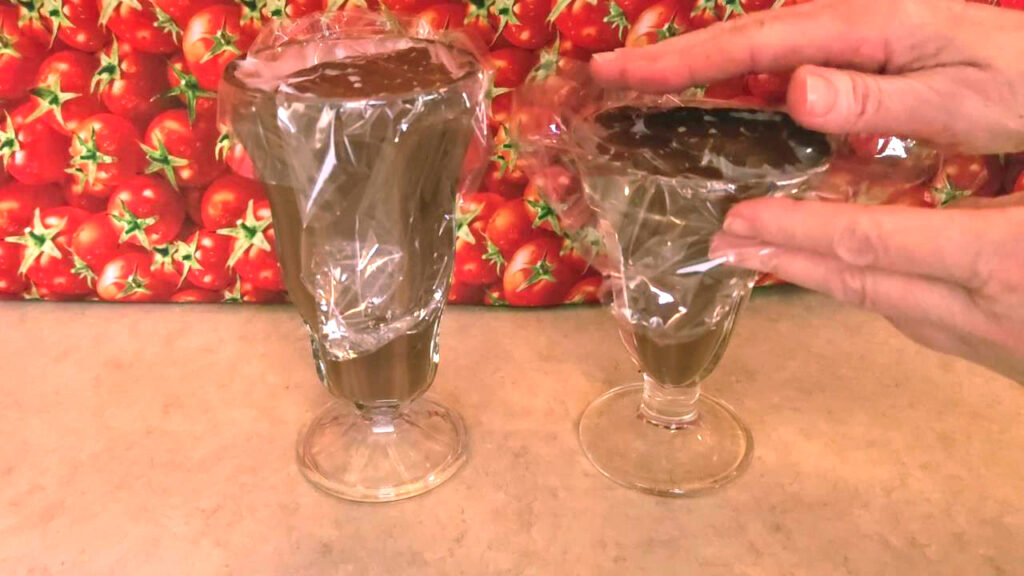 How to make chocolate pudding: cover pudding